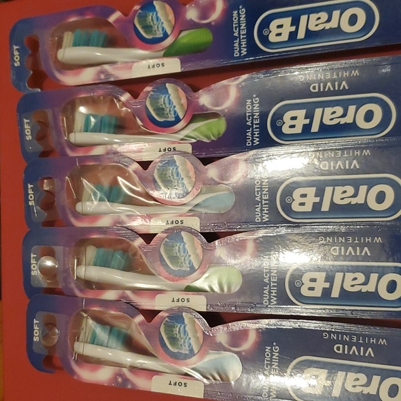 5* Oral-B 3D White Vivid Whitening Manual Toothbrushes - Soft Bristles - Picture 3 of 4